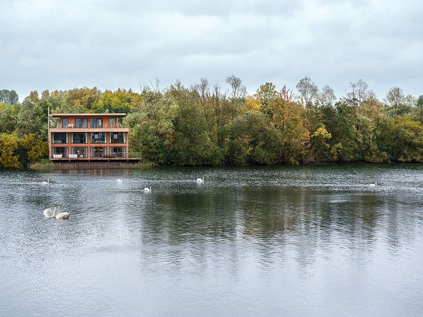 Dom nad jeziorem – szarość ogrzana drewnem