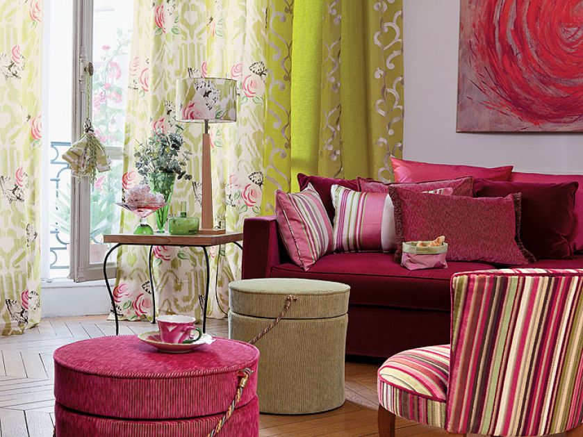 Jedwabne zasłony: limonkowe w cenie 612 zł/m, w kwiaty – 599 zł/m. Pufy obite bawełną Alexandrie