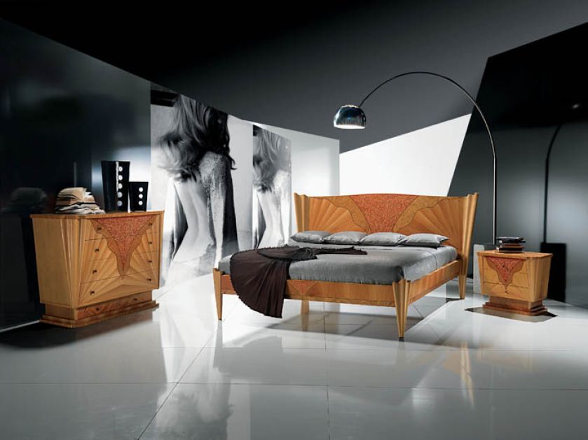 Łóżko Fusion ma intarsjowany zagłówek z orzecha. PATT MEBEL