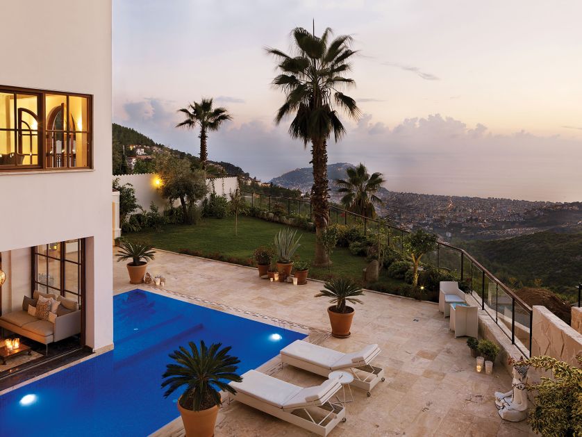 Luksusowe osiedle położone jest wysoko na skałach nad miastem. Nie dochodzą tu dźwięki z zatłoczonego kurortu.