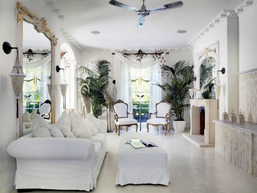 Lustro i fotele a la Ludwik projektantka znalazła w antykawariacie i ozłociła .