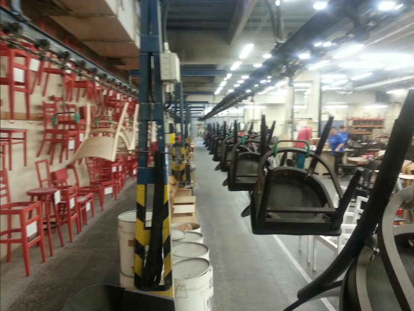 Na hali produkcyjnej w fabryce mebli TON.