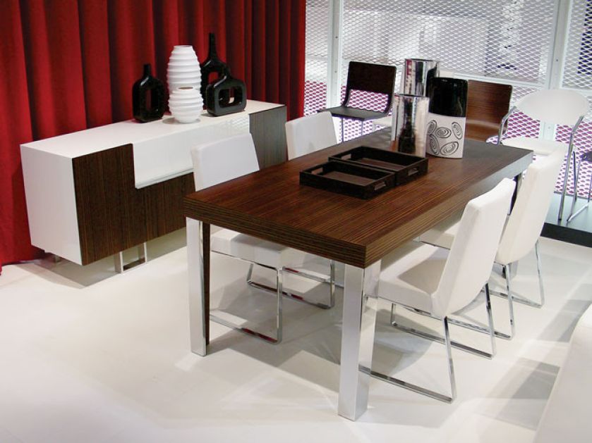 Nogi tych prostych, funkcjonalnych krzeseł są z wierzchu chromowane, a w środku drewniane. Za rozkładany