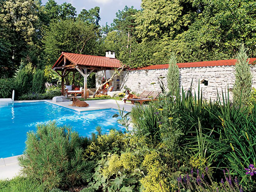 Południowego klimatu dodaje biały kamienny mur.