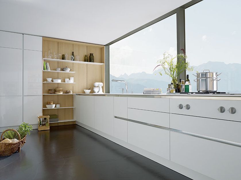 Prosta, nowoczesna i biała kuchnia. Panele, półki i uchwyty do dowolnej aranżacji. Wykończenie może być