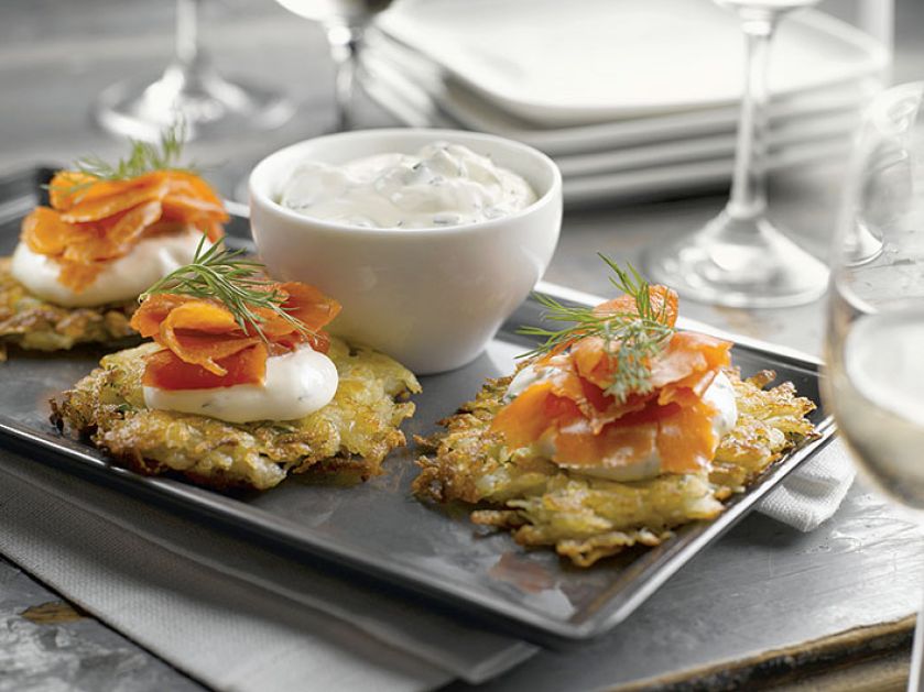 Placki ziemniaczane ze śmietaną i łososiem