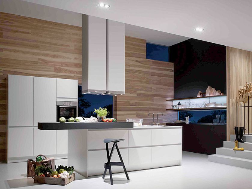 Ściana kuchenna jak obraz z bielą szafek, drewnianą okładziną i okienkami. Model SmartDesign (Siematic). STUDIO FORMA 96