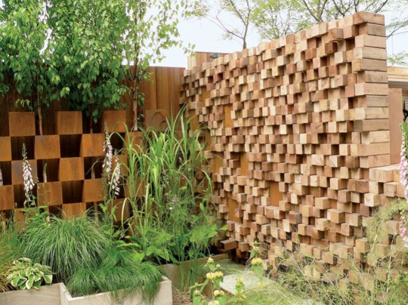 Ściana z drewnianej kantówki sprawia wrażenie ruchomej. ARCHIKRAJOBRAZ