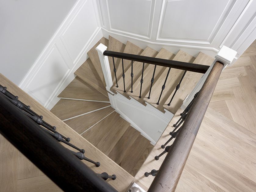 Stylowa boazeria niczym z kultowych nowojorskich apartamentów.