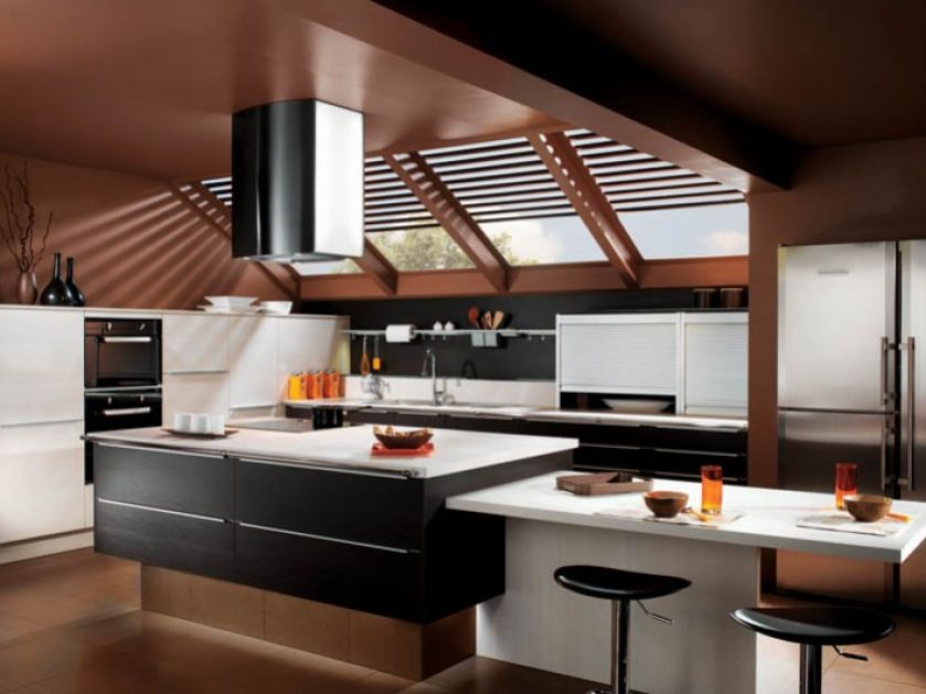 Szafki niekoniecznie muszą wisieć. Te z kolekcji Luna ustawiono na blacie. Do wyboru dziesięć kolorów drewna. MOBALPA