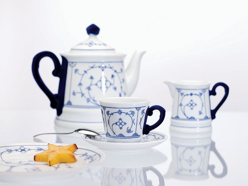 Ten wzór jest różnie nazywany. Blau Saks, czyli niebieski saksoński, albo Strohblumenmuster – deseń słomkowy,