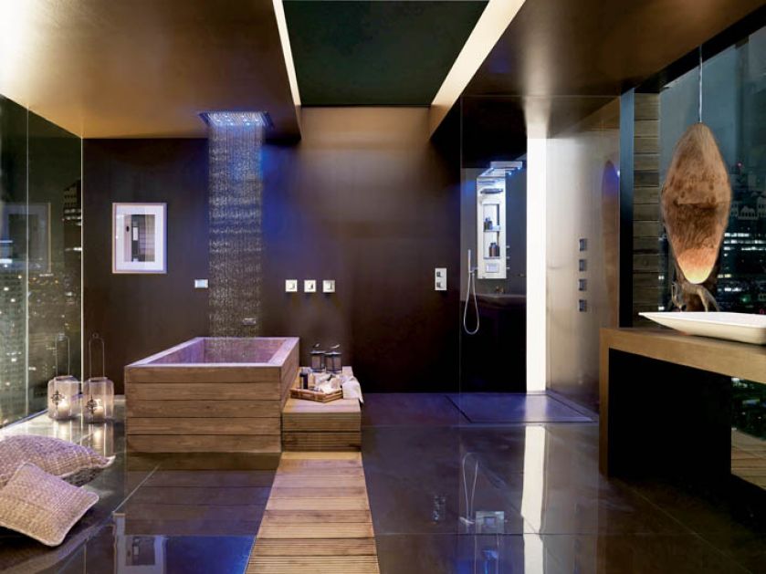 Tradycja kontra nowoczesność: wanna jak stara drewniana balia i ogromna deszczownica podświetlająca strumień wody na