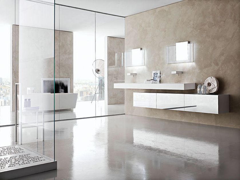 Umywalki, szafki, lustra i zrobiony z kompozytu brodzik z napisem. Aby się wyróżnić, zapłacimy za to 15 990 euro. aqua design