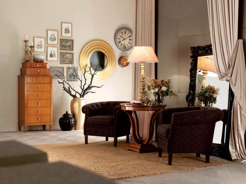 W klasycznym salonie nie mogło zabraknąć stojącej lampy. Aranżacja SELVA