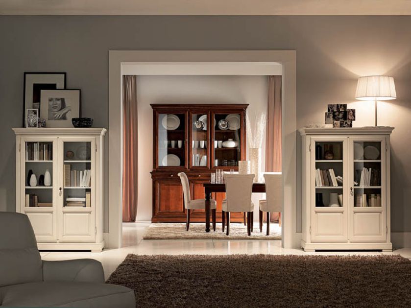 W stylu Ludwika Filipa. Mirabeau z okuciami z postarzanego mosiądzu. Witryna większa kosztuje od ok. 12 300 zł, za