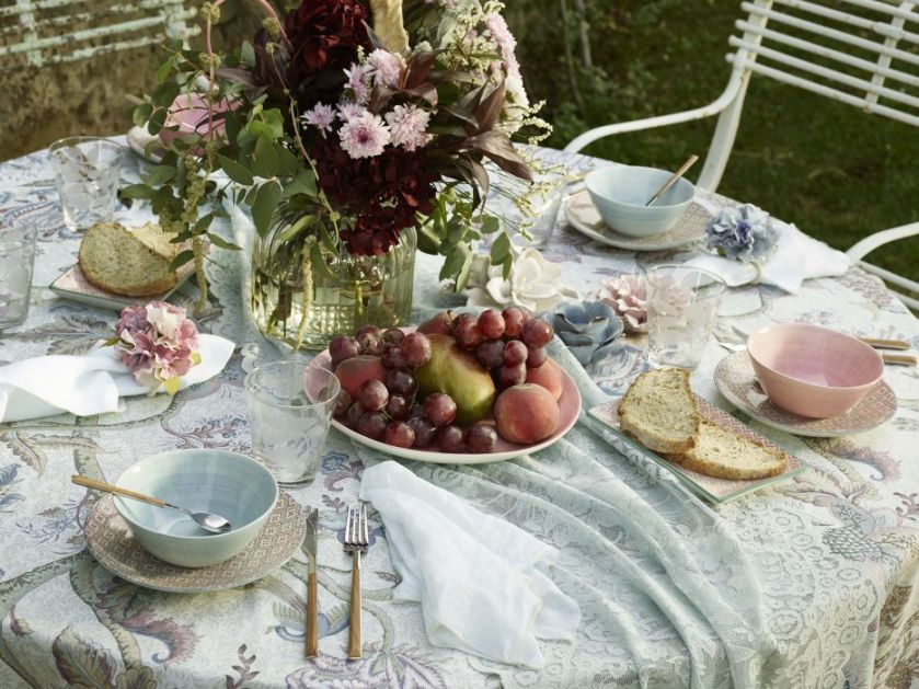 Nie zabrakło również zastaw stołowych i eleganckiego szkła.