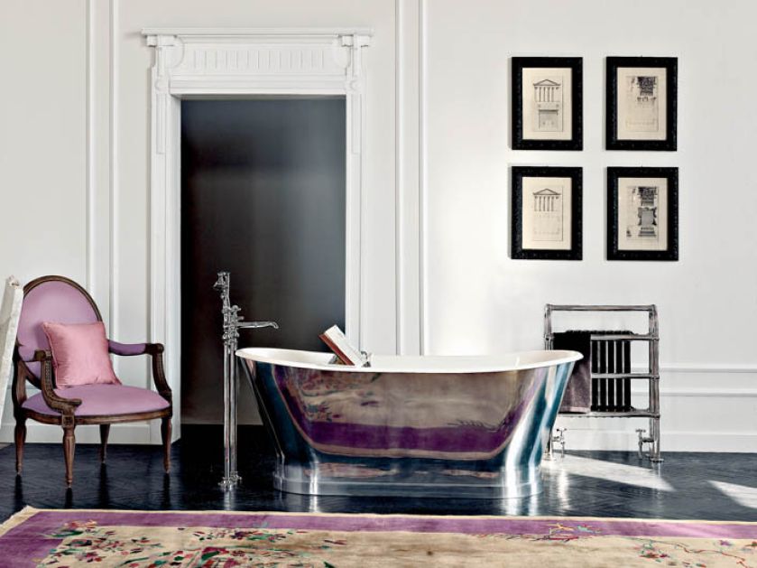 Żeliwna wanna Devon ciekawie kontrastuje z pałacowym stylem łazienki. GENTRY HOME