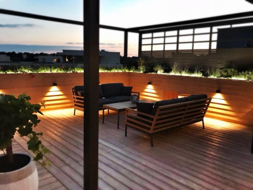 drewniany taras na dachu budynku w Warszawie