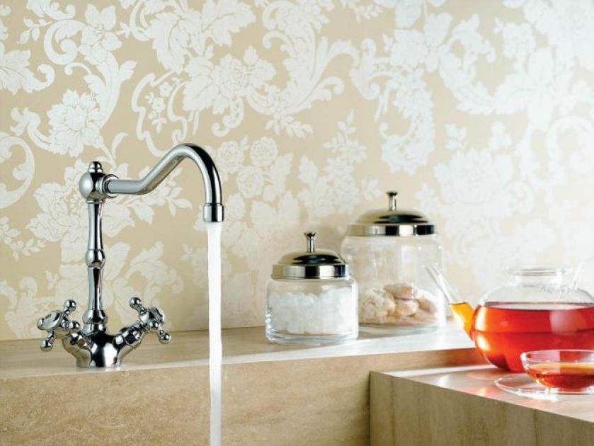 Bateria dwuuchwytowa Adlon, wykończenie: chrom (1431 zł) lub miedź. Uchwyty z porcelanowymi elementami, obrotowa wlewka.