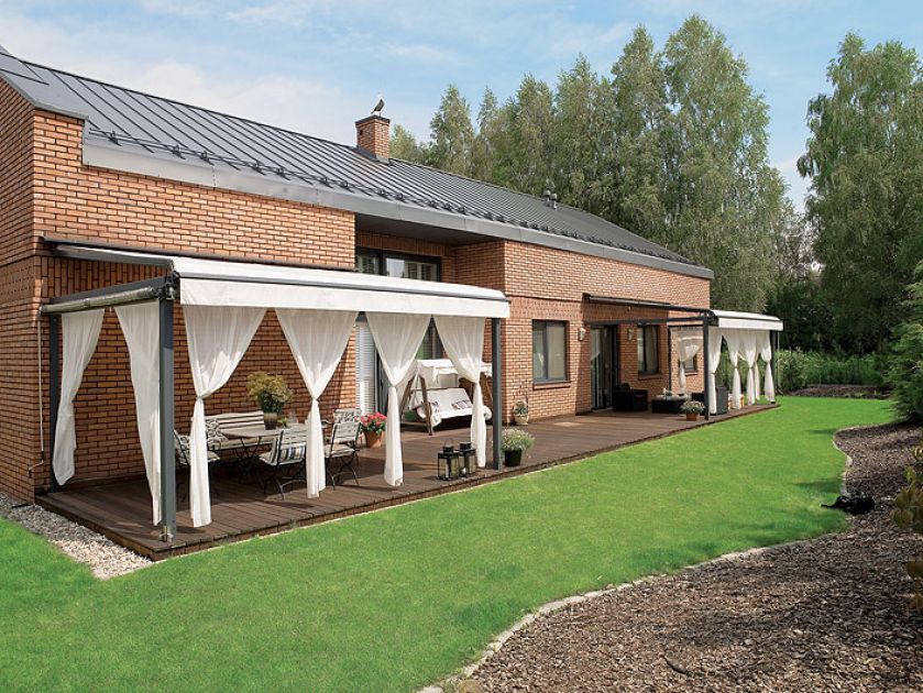 Białe tkaniny pozwalaja poczuć się jak na południu Europy.