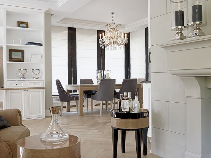 Biało-czarno-szare kolory, konsekwetnie utrzymane w całym domu, wprowadzaja klimat wysublimowanej elegancji.