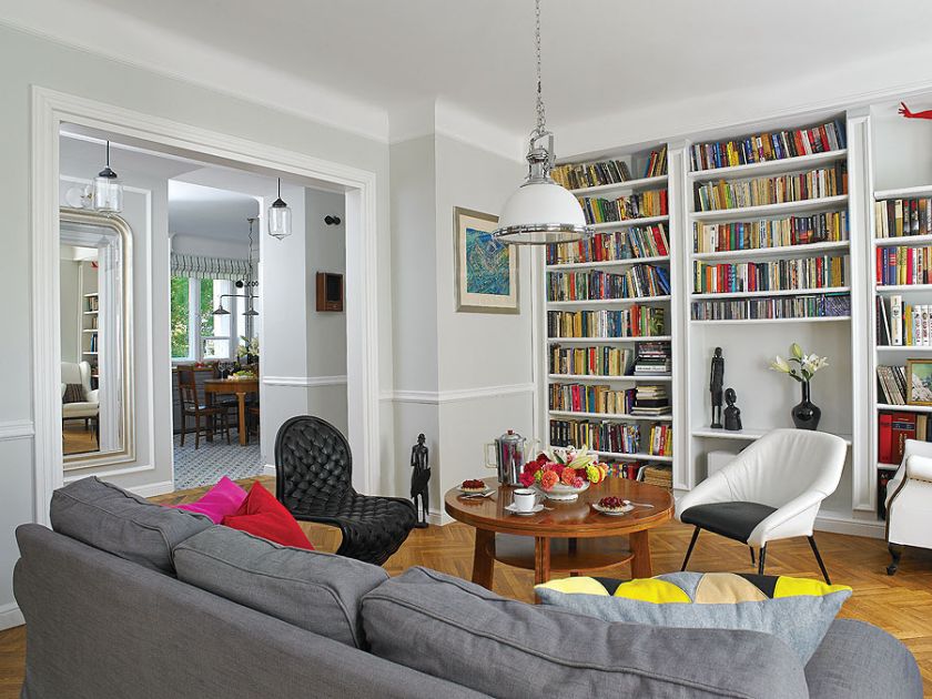 Biblioteka ozdobiona listwami sztukateryjnymi.