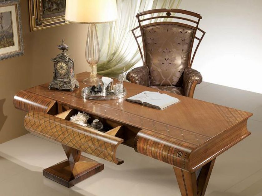 Biurko Libro od Carpanelli ma blat i szuflady w kształcie książki (26 400 zł). PATT MEBEL