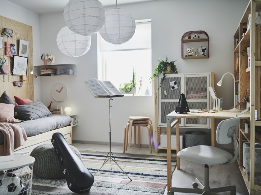 jak ustawić biurko względem okna