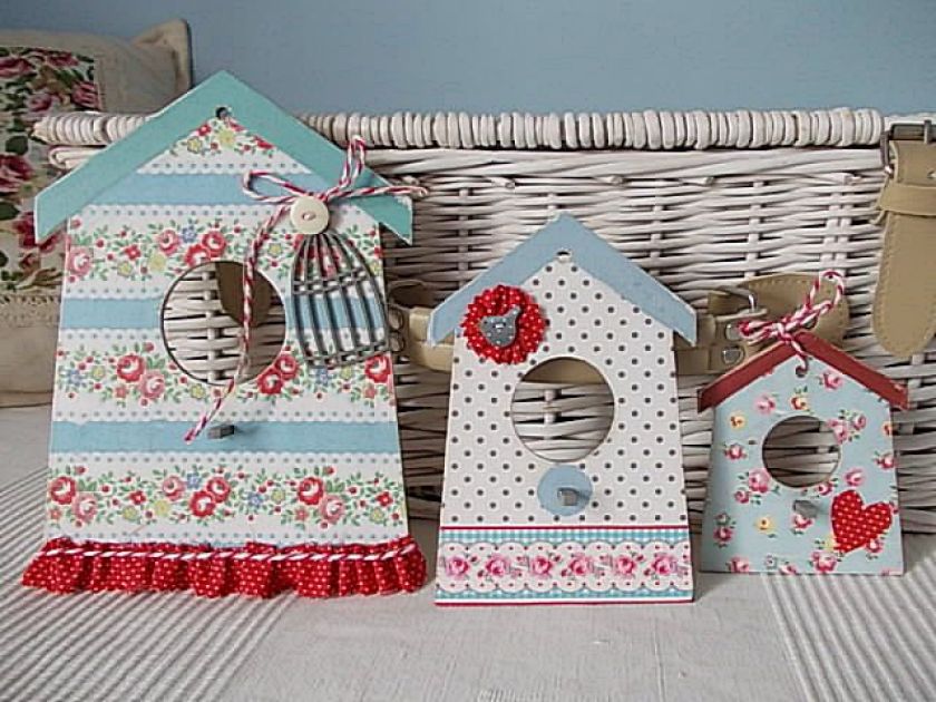 Budki dla ptaszków, ręcznie malowane i zdobione techniką decoupage oraz scrapbooking. Magdalena Mroziewska,