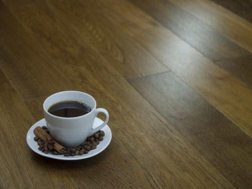 Naturalna, dębowa podłoga Coffee firmy Kaczkan o intensywnym odcieniu mocnej kawy to hołd oddany małej czarnej.