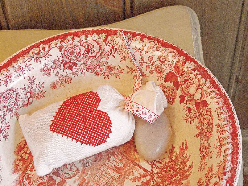 Czerwone akcenty w duchu prowansalskim.