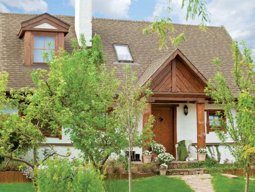 Dom ma Ma nieco ponad sto metrów, a dookoła ogród ze śliwami, jabłonkami, ozdobnymi migdałkami.