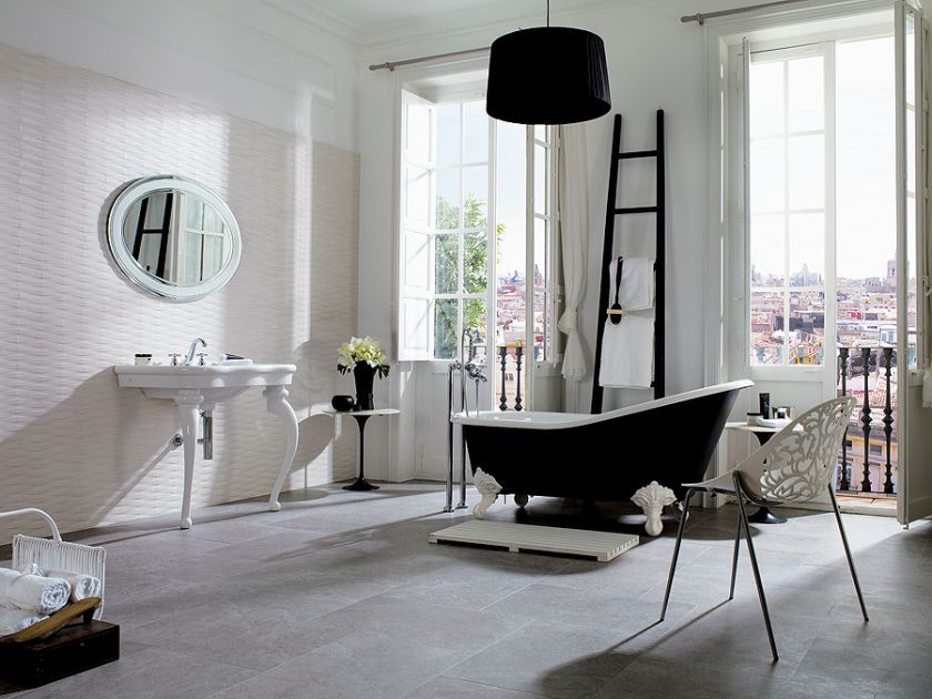 Drabina w roli wieszaka, wanna z serii Victorian może być w różnych kolorach (18 900 –