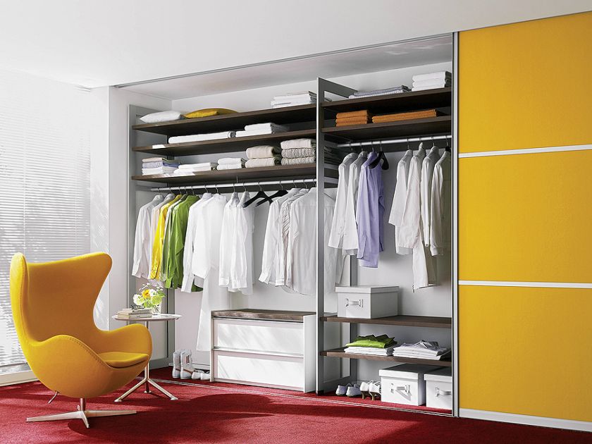 Drzwi w aluminiowych ramach mogą być wypełnione szkłem (kilkanaście rodzajów i kolorów) lub płytą, RAUMPLUS