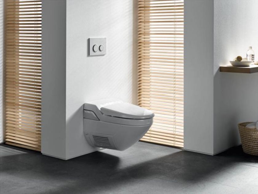 Dwa w jednym - wc z bidetem (3330 zł netto). Do tego elegancki przycisk do spuszczania wody (180 zł netto). GEBERIT