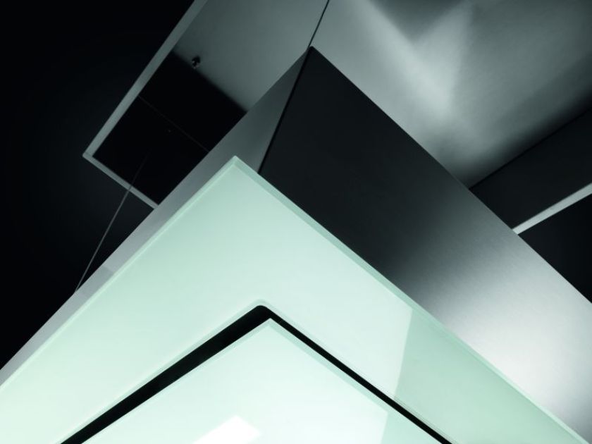 Elementy elektroniczne są odpowiednio izolowane, a wszystkie przewody są tak ułożone, żeby uniknąć porażenia prądem.