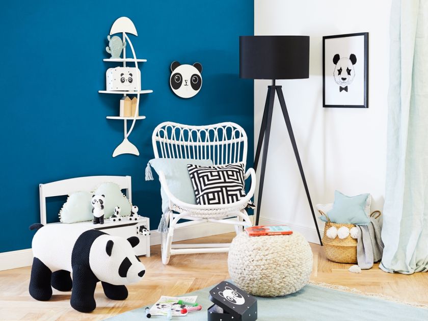 granatowa ściana w pokoju dziecięcym