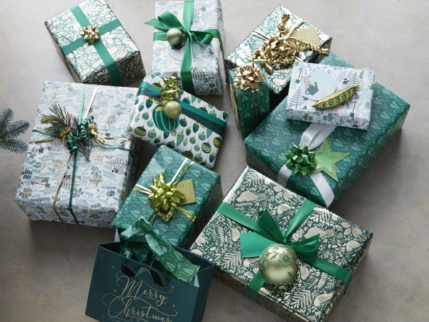 Do kolorowej wstążki dodaj bombkę lub inną ozdobę choinkową.