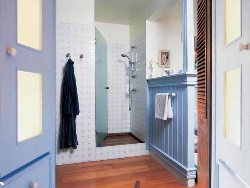 Jasnoniebieskie panele w wiktoriańskim stylu.