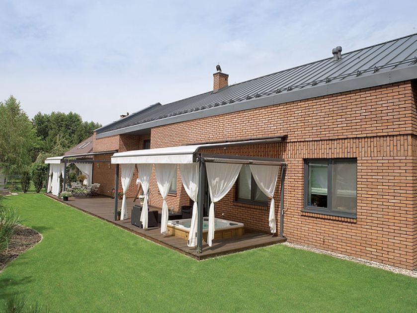 Jest urządzony jak letni pokój, a nawet dwa - jadalnia i salon kąpielowy.