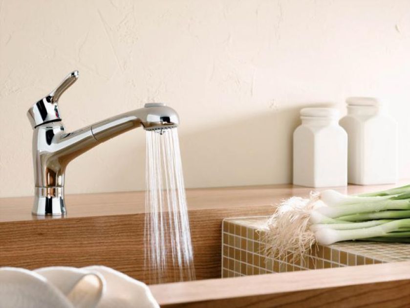 Kludi Amphora ma wyciąganą rączkę. Cena – 2347 zł. Kludi