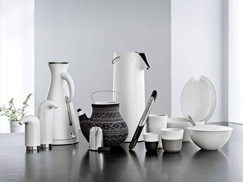 Kolekcja Eva Solo: termos z pompką, 350 zł, kubek do cafe lungo, 88 zł/2 szt. FABRYKA FORM