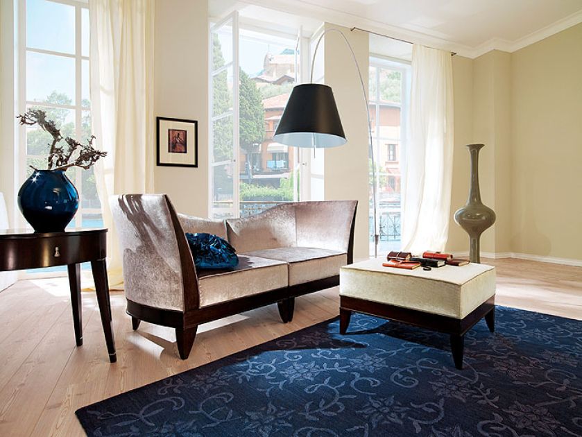 Kolekcja Vandome nawiązuje do XVII w. Bukowa sofa od ok. 18300 zł oraz podnóżek - od ok. 2700 zł. SELVA