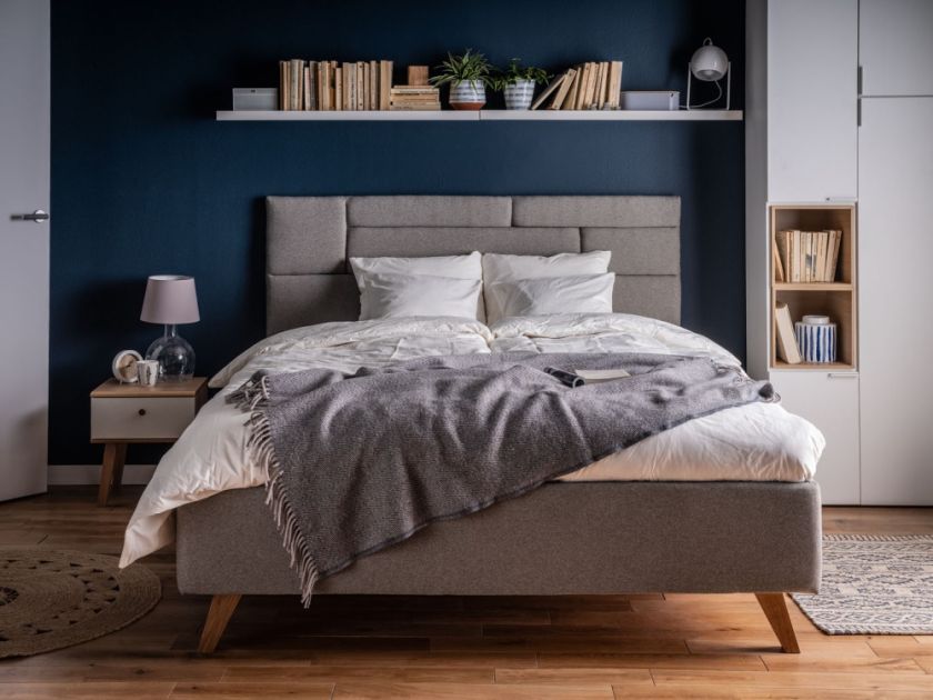 Aranżacja sypialni z granatową ścianą, meble VOX
