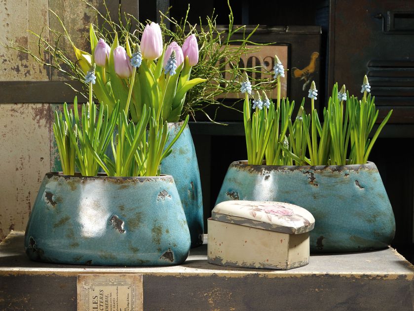 Kolory prowansalskich donic, skrzynek czy osłonek nawiązują do kolorów morza, ziemi i prowansalskich ukwieconych łąk.