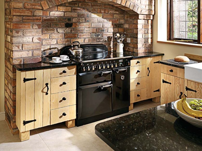 Kuchnia Elan o szerokości 90 cm, czarna z chromowanymi okuciami, wyposażona jest w płytę grzewczą, dwa piekarniki i szufladę