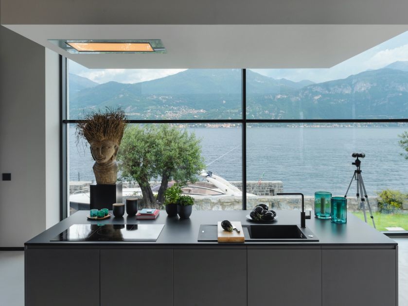 Kuchnia z wyspą, aranżacje Franke: okap Mythos Flat Ceiling, płyta z 6 polami Mythos, zlewozmywak FXG 611-100