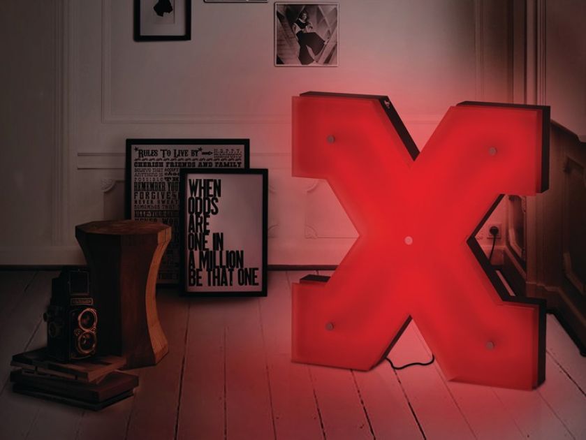 Litery, numery i symbole - lampy w takich formach proponuje portugalska firma Delightfull.