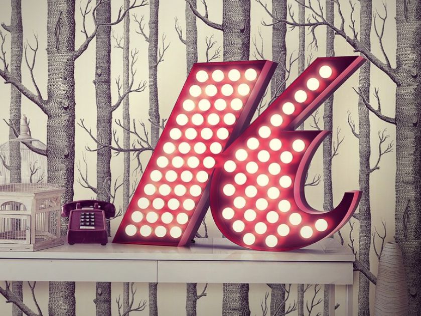 Litery, numery i symbole - lampy w takich formach proponuje portugalska firma Delightfull.