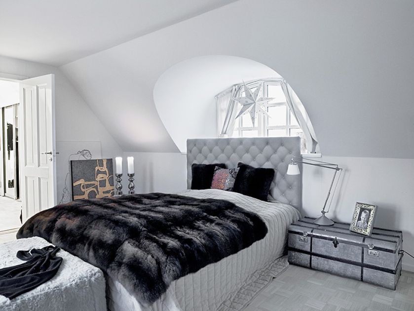 Łóżko zostało tak sprytnie ustawione, że wykusz okienny jest niczym baldachim. Łoże z Maisons du monde.